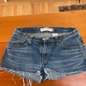 Levi’s 542 cutoff shorts.